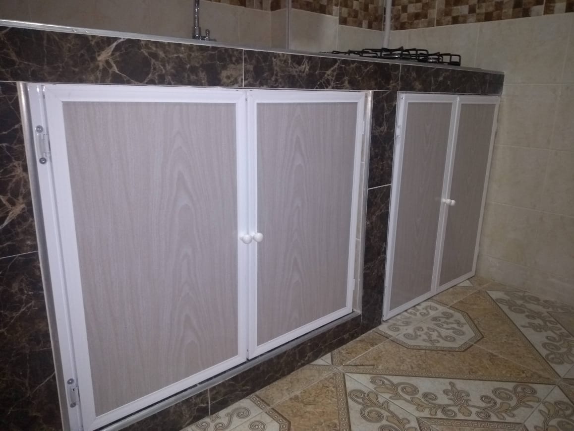 Poyo de cocina con puerta batiente